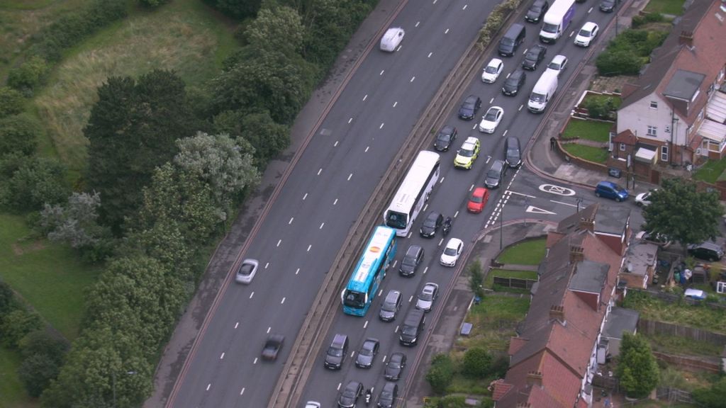 (MEDIASET) Paciencia y concentración: el bus de España se come un atascazo en una autopista londinense antes de las semis