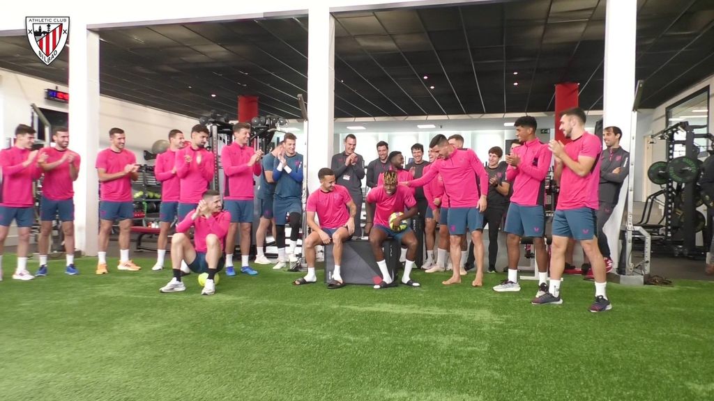 La llegada de Nico Williams a Lezama y el recibimiento de sus compañeros tras la renovación
