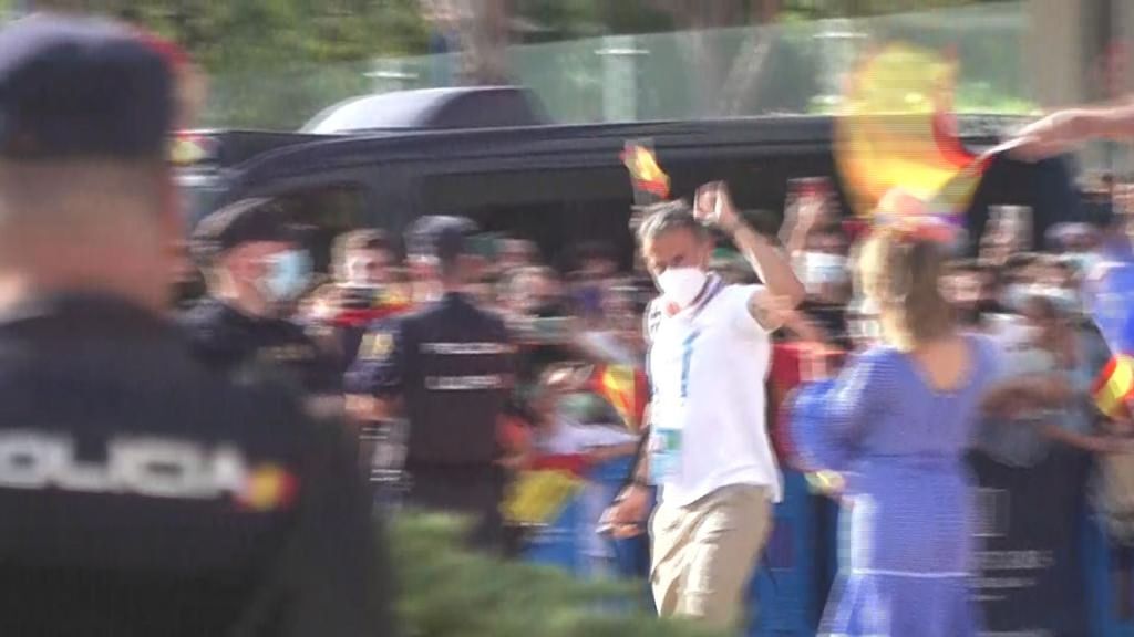 (MEDIASET) ¡Luis Enrique, desatado! Increíble comunión del seleccionador de España con la gente de Sevilla