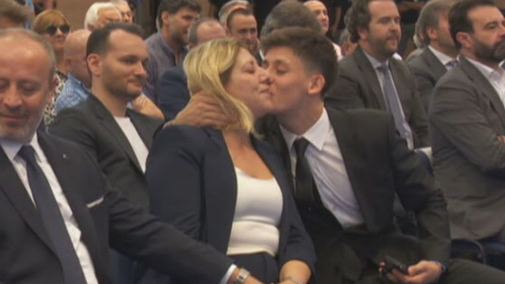 Arda Güler seca las lágrimas a su madre en su presentación con el Real Madrid: no podía parar de llorar