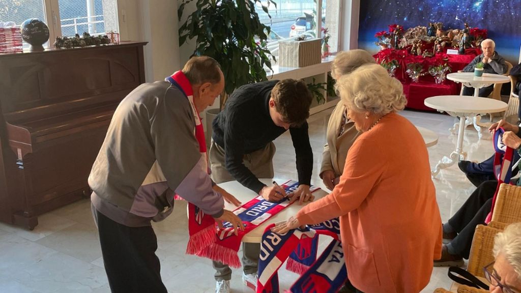 El bonito gesto de Rodrigo Riquelme: visita a los residentes de Ballesol