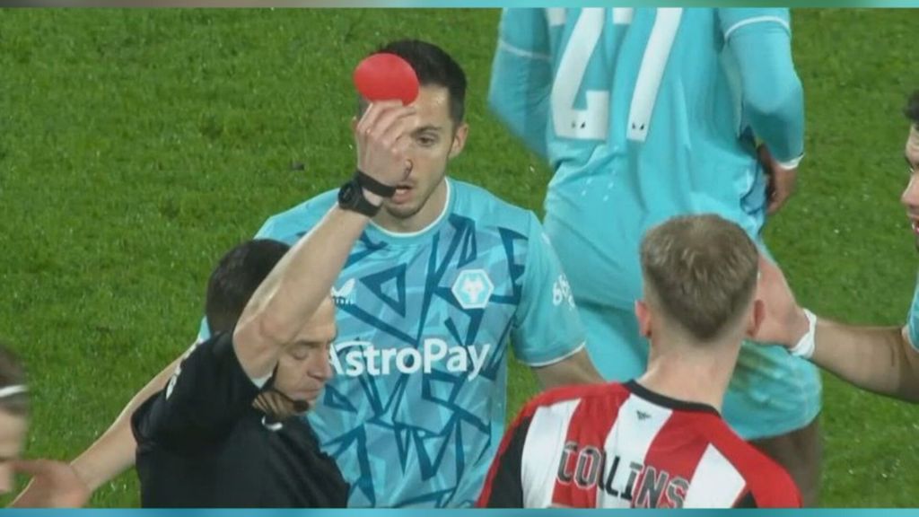 La tarjeta roja más curiosa: el árbitro saca una tarjeta roja redonda para jugadores con daltonismo