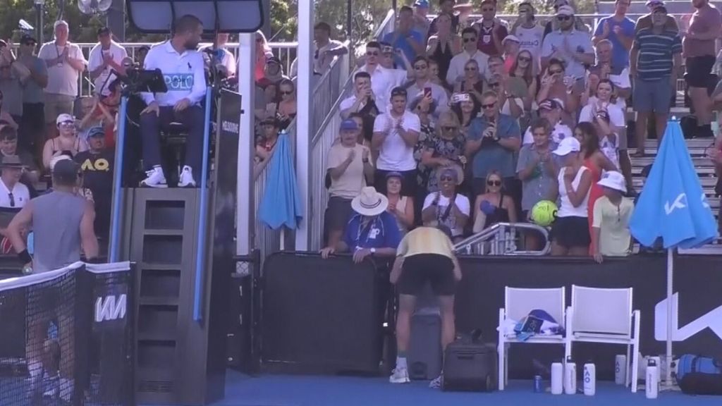 Las consecuencias del calor en el Open de Australia: el tenista Draper gana su partido y se va a vomitar