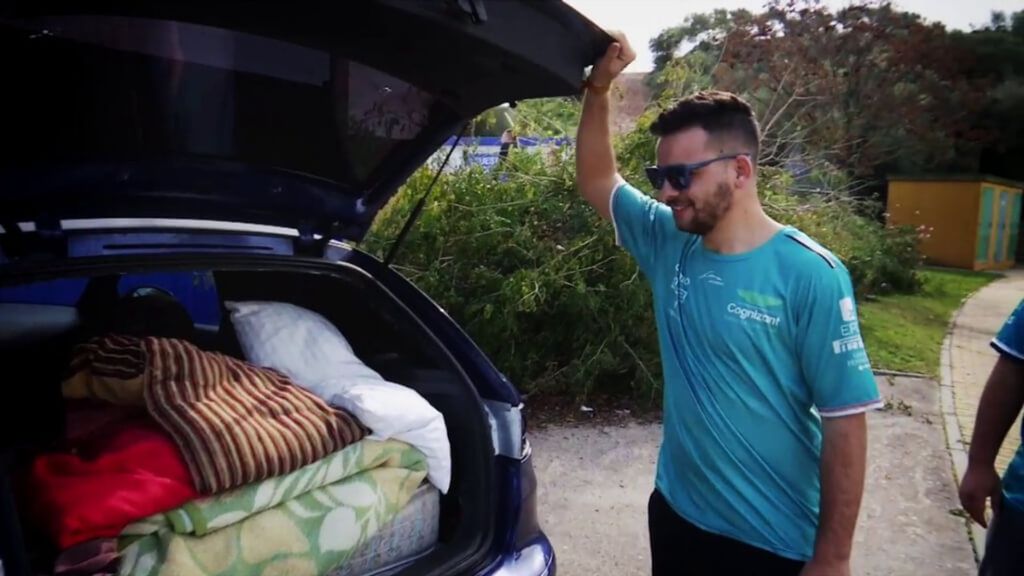 Dos aficionados de Fernando Alonso duermen en el coche para conocerle