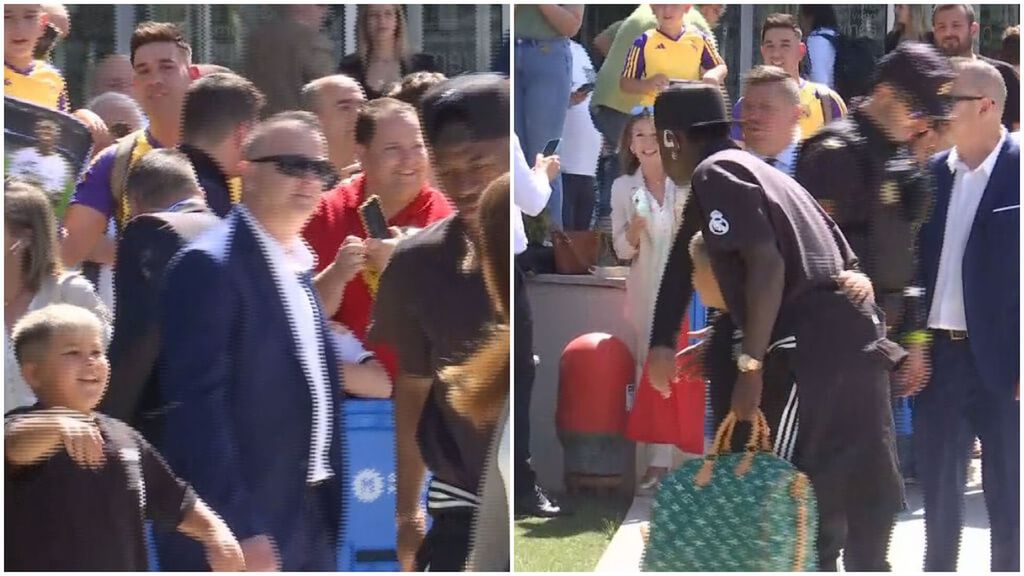 Vinicius Jr se abraza con un aficionado a la llegada del Real Madrid a Granada