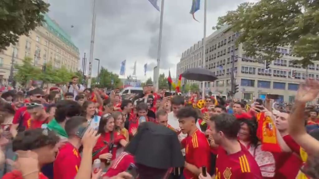 La afición española en Berlín se vuelve loca con el clon de Lamine Yamal: “Es pasiego”