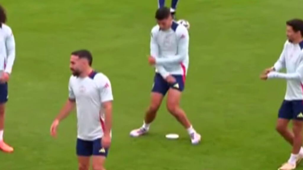Los vaciles en el último entreno de España: de Carvajal haciéndose el lesionado al caño de Morata