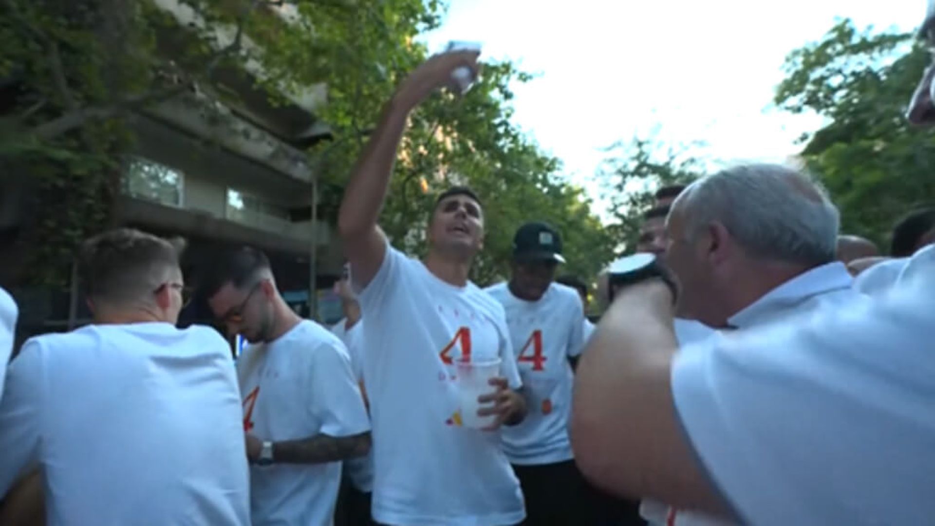 Rodri Hernández se desata en el bus de los campeones