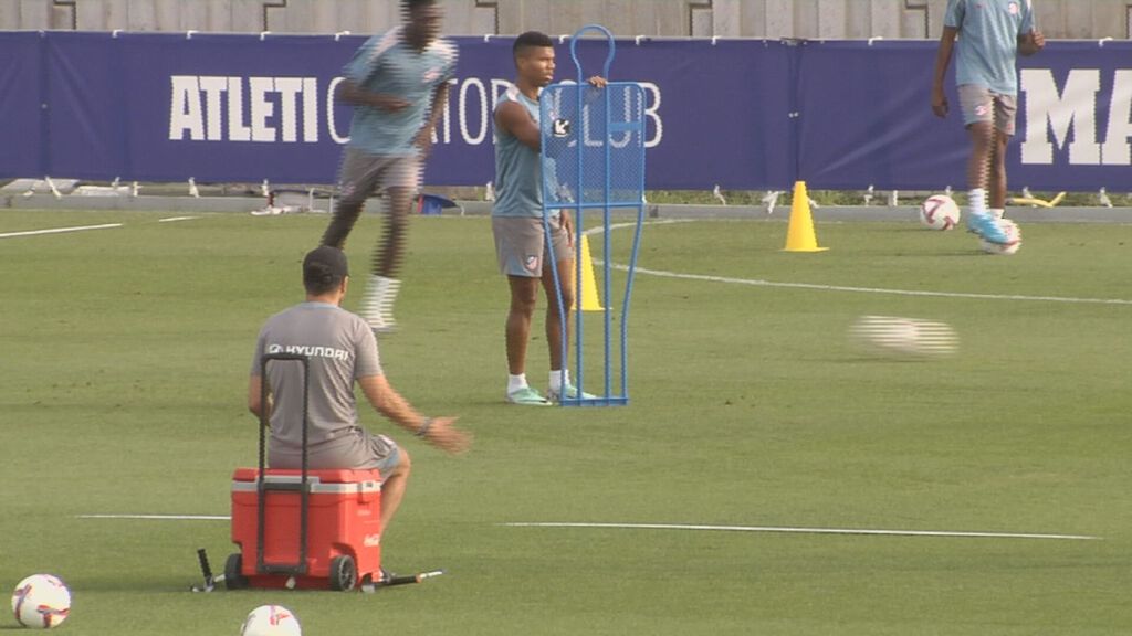 Simeone, pendiente de Joao Félix desde su nevera: el entrenador no pierde detalle y mejora en su recuperación