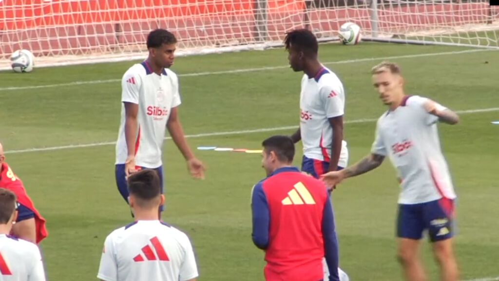 Nico Williams le 'enseña' a Lamine Yamal cómo se hace un buen regate