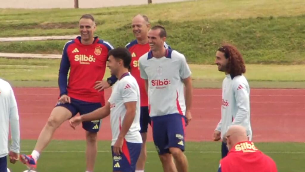 Fabián Ruiz y Grimaldo se 'despelotan' durante el entrenamiento de la Selección