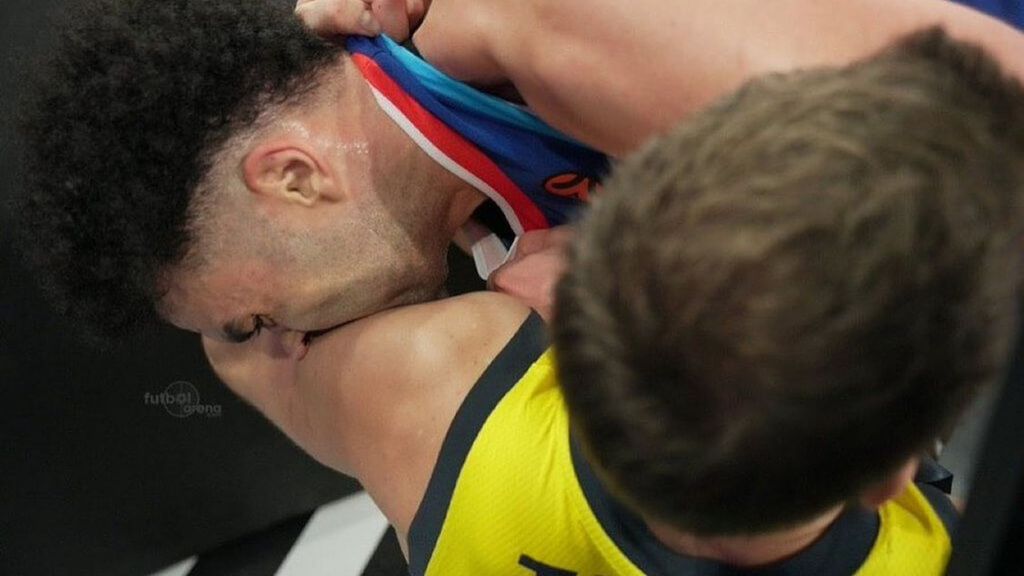 Elijah Bryant y Tarik Biberovic acaban a mordiscos en el derbi turco de la Euroliga: se espera una sanción ejemplar