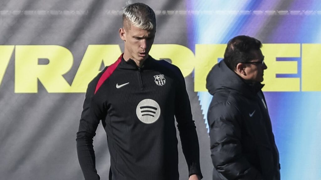 El primer entrenamiento de Dani Olmo como jugador libre: muy serio y arropado por Hansi Flick y sus compañeros