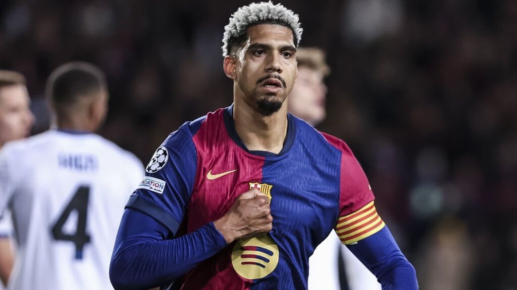 Ronald Araujo tendría una cláusula de 65 millones y en el Barça no descartan que salga en verano