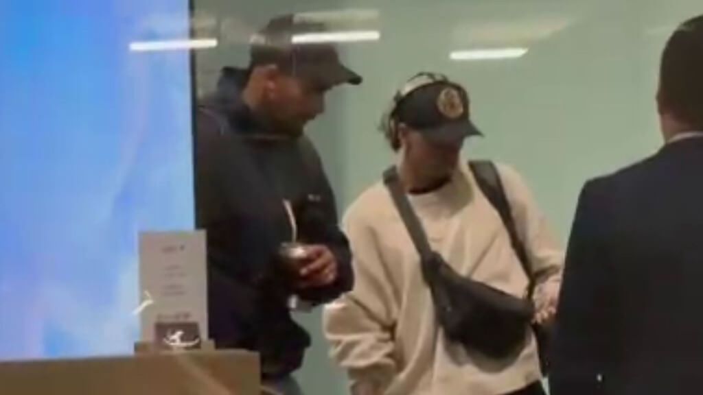 Raphinha y Araujo llegan a Barcelona tras el parón de selecciones: el brasileño, con una muñequera