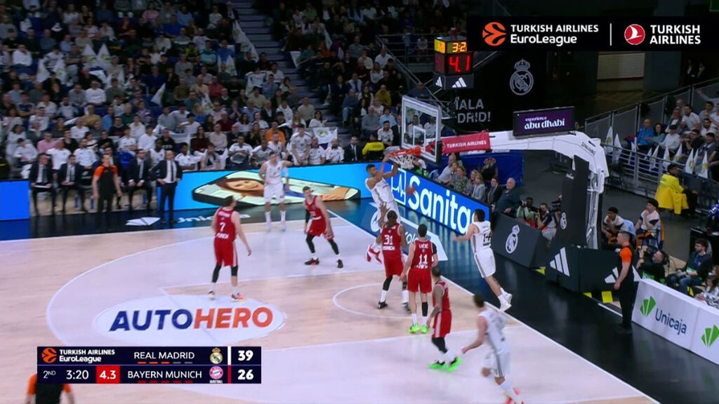 Tavares cierra una jugada con un mate que levanta al Wizink Center