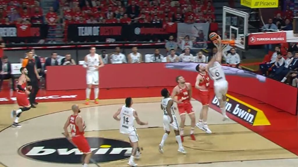 El contrataque liderado por Alberto Abalde, la mejor canasta del primer partido de playoff de la Euroliga
