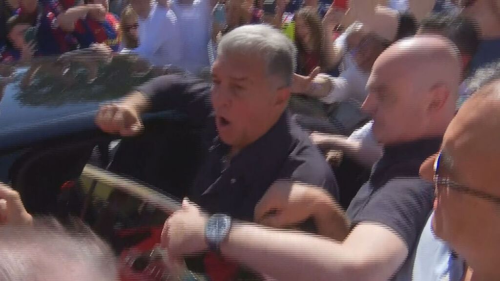 Locura total por Joan Laporta de la afición del Barcelona en Sevilla