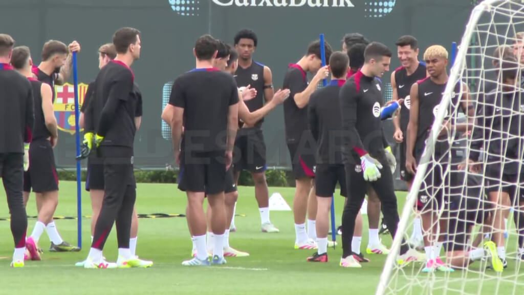 Alejandro Balde se libra de las collejas tras recibir el alta médica