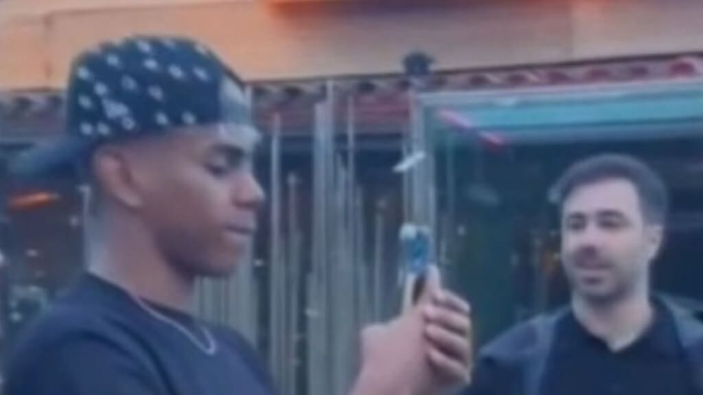 Lamine Yamal vacila a unas turistas que le piden que haga de fotógrafo sin reconocer quién es