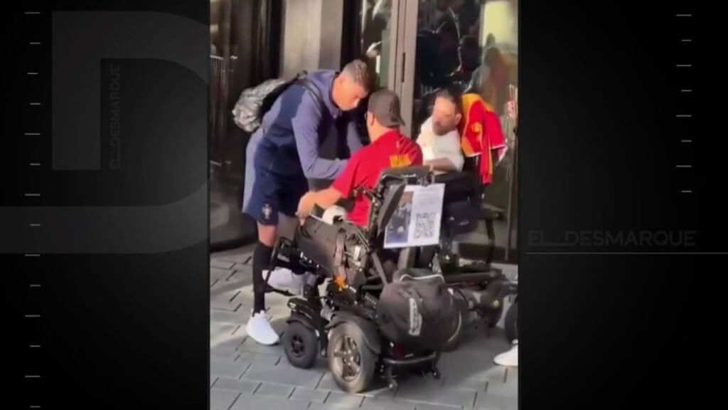 Cristiano Ronaldo, 'atropellado' por un aficionado en silla de ruedas al firmarle un autógrafo