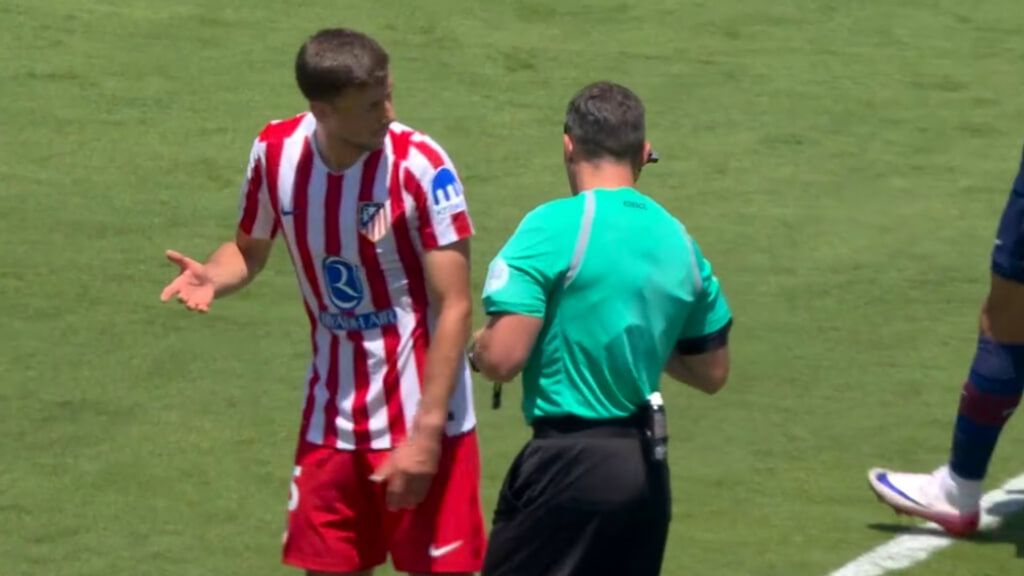 Los jugadores del Atlético señalan a Kovacs en la derrota contra el PSG