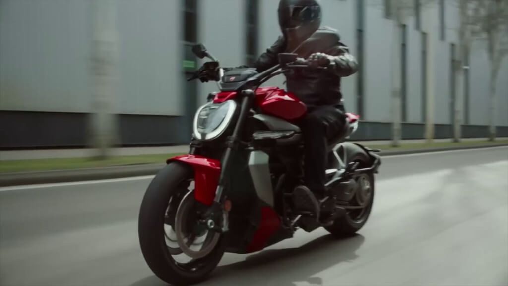 Ducati renueva uno de sus modelos más legendarios y crea la XDiavel V4