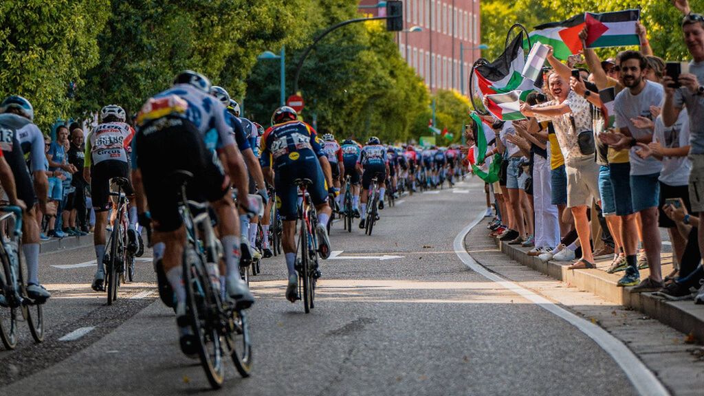 Los ciclistas muestran su apoyo a La Vuelta, pero no descartan parar por las protestas propalestinas