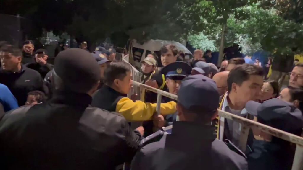 El caos que no se vio en el Kairat Almaty - Real Madrid: entradas falsas, policías con el móvil y periodistas llorando