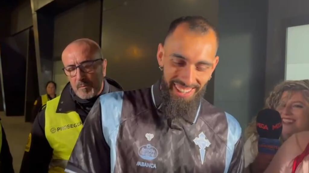 Borja Iglesias saliendo de Balaídos tras su convocatoria con la Selección