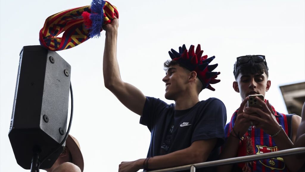 Hansi Flick declara a Pau Cubarsí el MVP de la rúa y advierte: