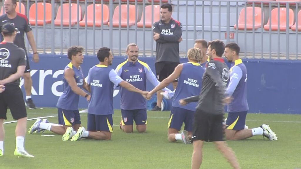 El Atlético de Madrid, ajeno a las críticas y con buen rollo para viajar a Vitoria