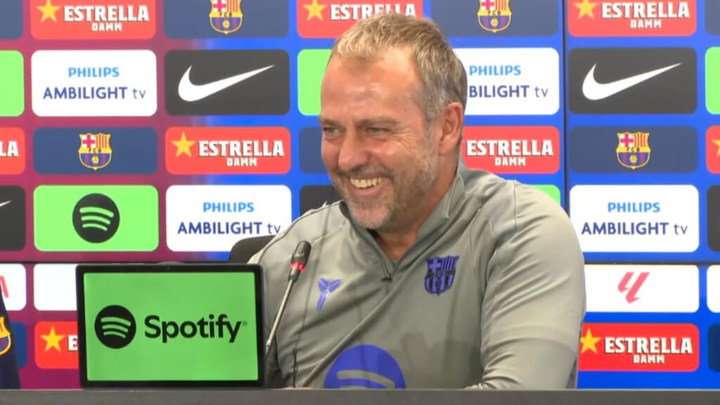 Hansi Flick bromea en español en su rueda de prensa: "Yo también necesito un papel"