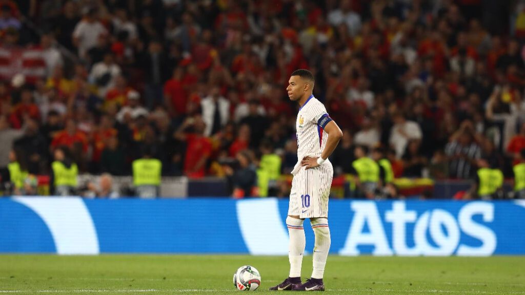 Francia señala a Kylian Mbappé: "El mejor atacante también tiene que saber defender"