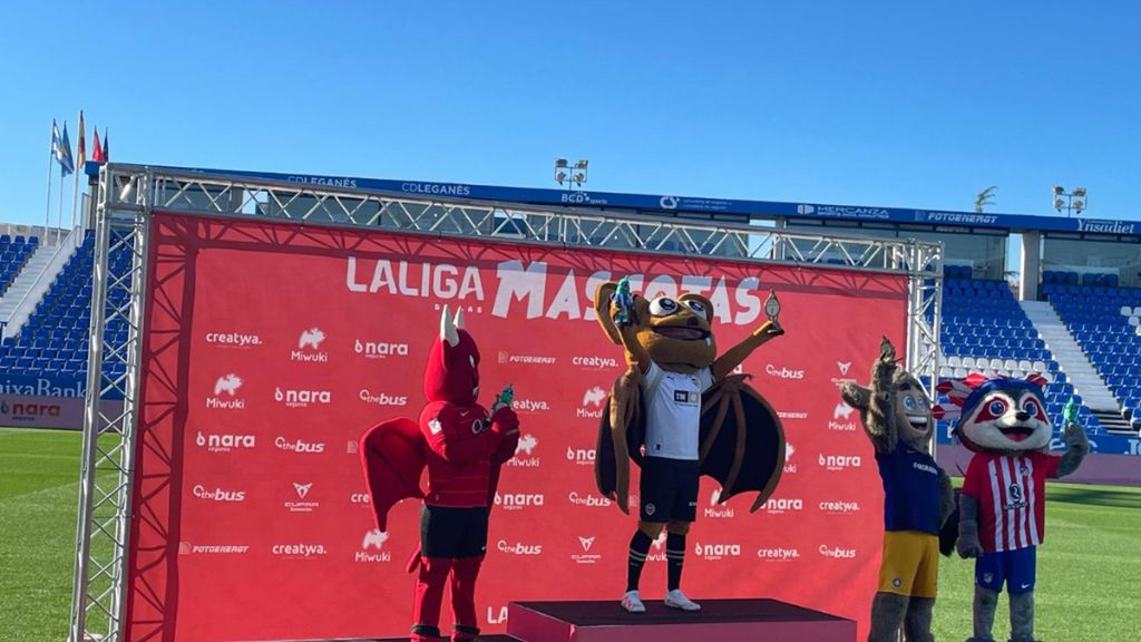 El Valencia es el primer campeón de LALIGA de mascotas: Amunt se corona en Butarque con Palop como invitado especial