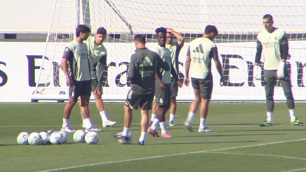 Xabi Alonso no pierde de vista a Vinicius en el rondo del entrenamiento