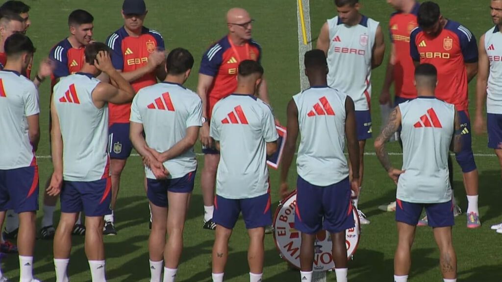El homenaje a Manolo el del Bombo en el entrenamiento de la Selección