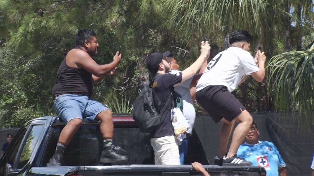 Máxima seguridad y aficionados haciendo lo imposible por ver el entrenamiento del Real Madrid