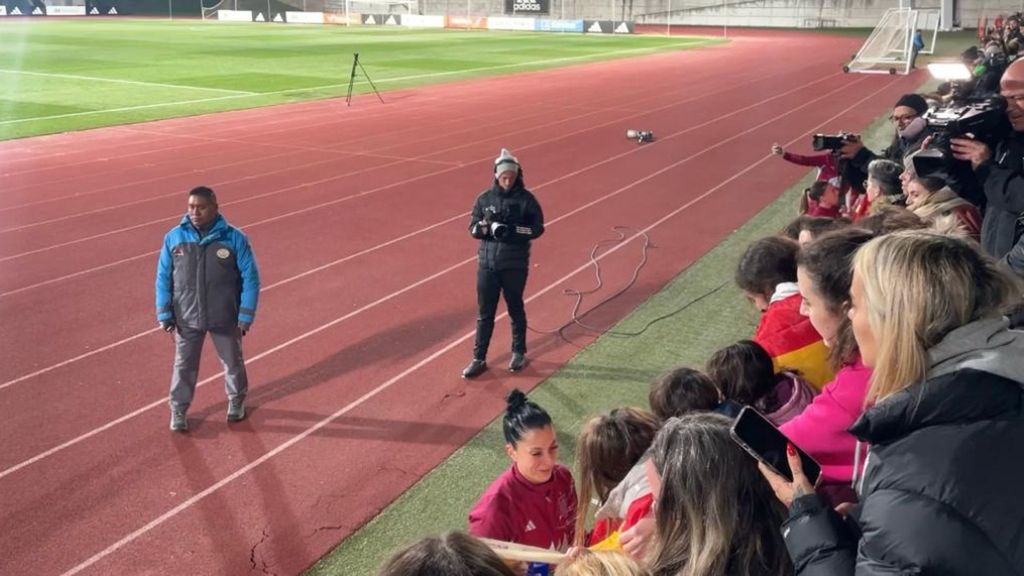 Jennifer Hermoso se da un baño de masas y pasa esto: "Te conozco desde que estabas en el Rayo Vallecano"