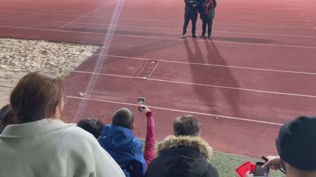 El bonito gesto de Olga Carmona con un niño: recibe un peluche y se hace una foto con él