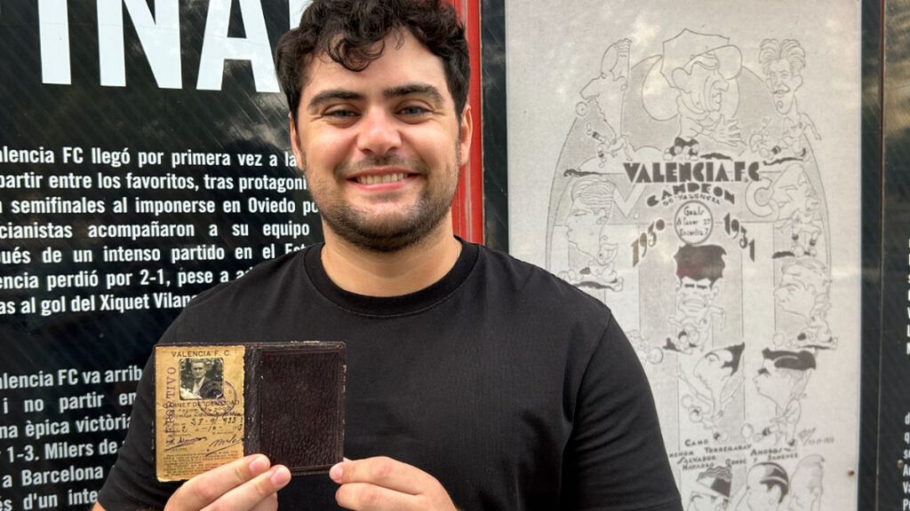 La historia de un carnet de socio del Valencia CF de hace cien años: "Mi abuela lo rescató durante la riada del 57"