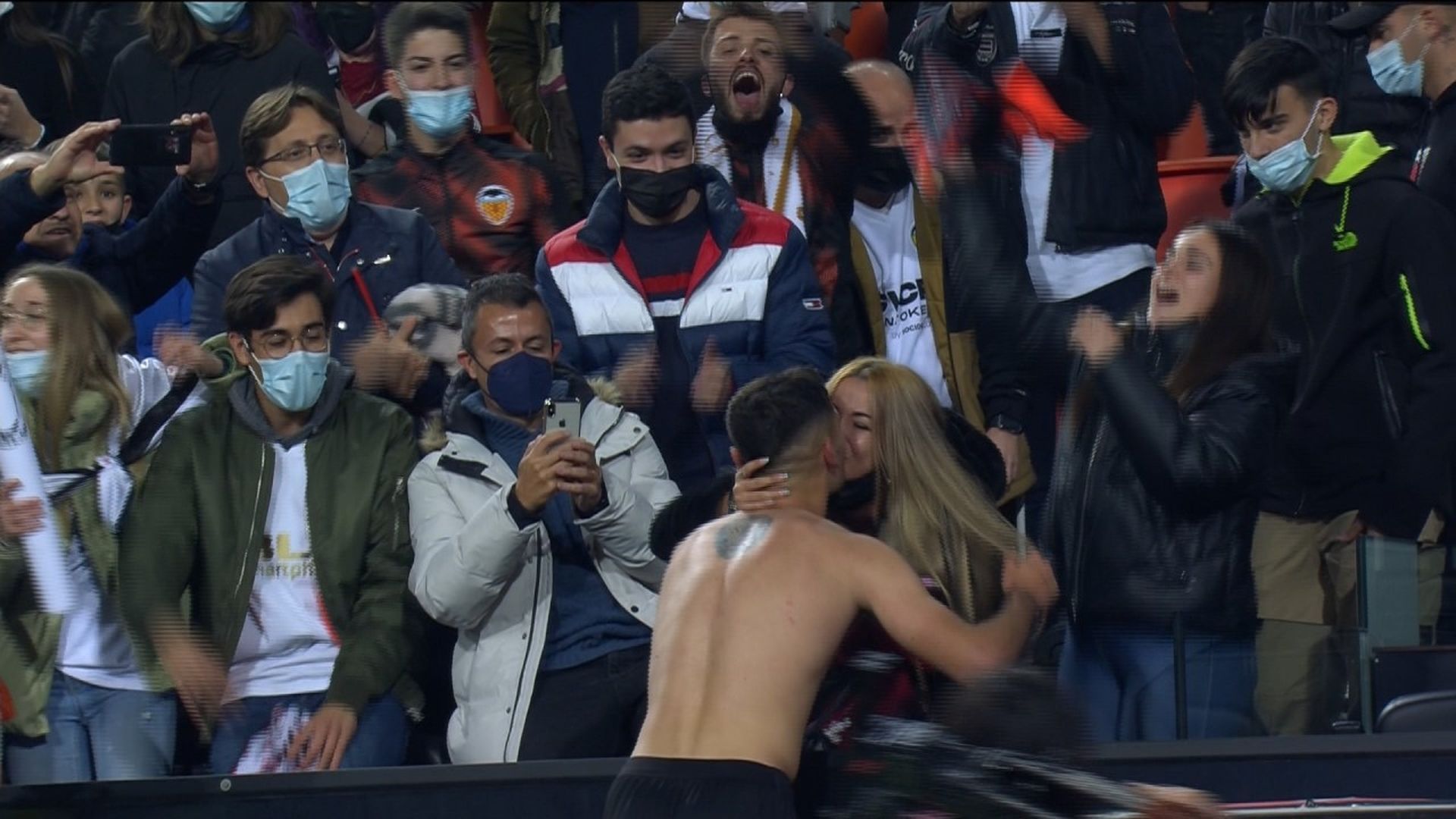 frame_beso_hugo_durojpg.jpg