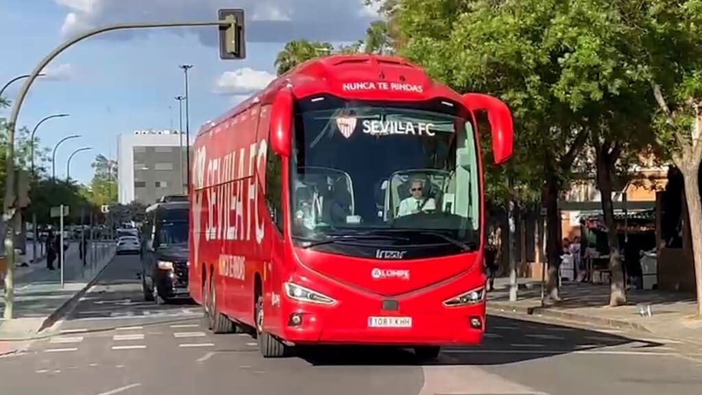 El autobús del Sevilla llega al Benito Villamarín