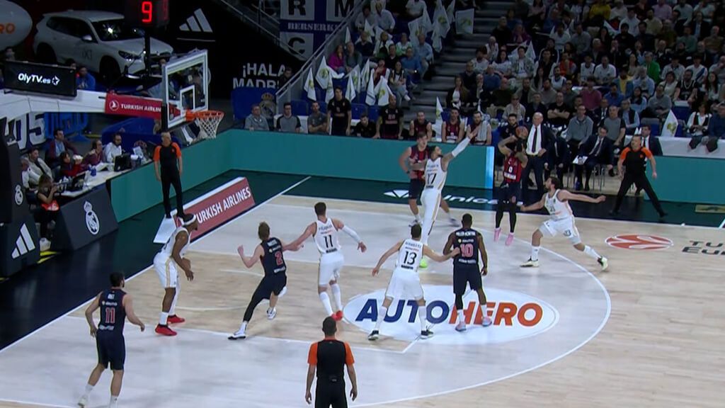 Markus Howard anota la canasta de la jornada de la Euroliga en el segundo partido de los Playoffs