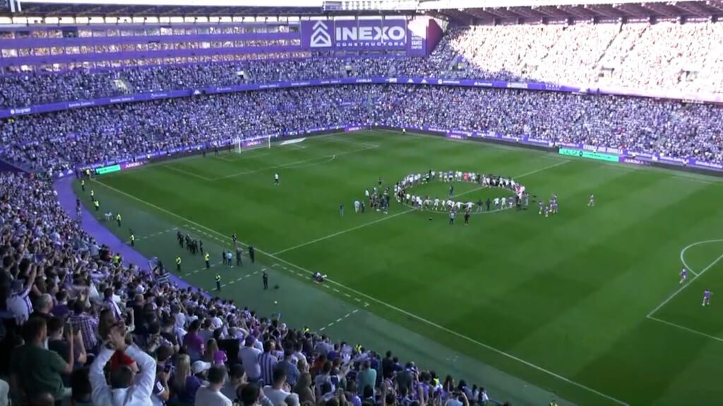 Los mejores momentos de la celebración del Real Valladolid: de los jugadores metiéndose con un carrito a la portería al emotivo abrazo de Pezzolano