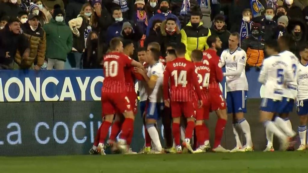 (Mediaset) Diego Carlos se encara con un jugador del Zaragoza y Rakitic, Gudelj y Augustisson tienen que sujetarle