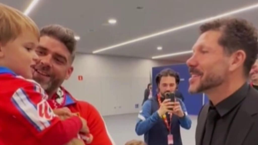 El primer día de Diego Pablo en el Metropolitano, un pequeño rojiblanco que se llama así por el Cholo Simeone