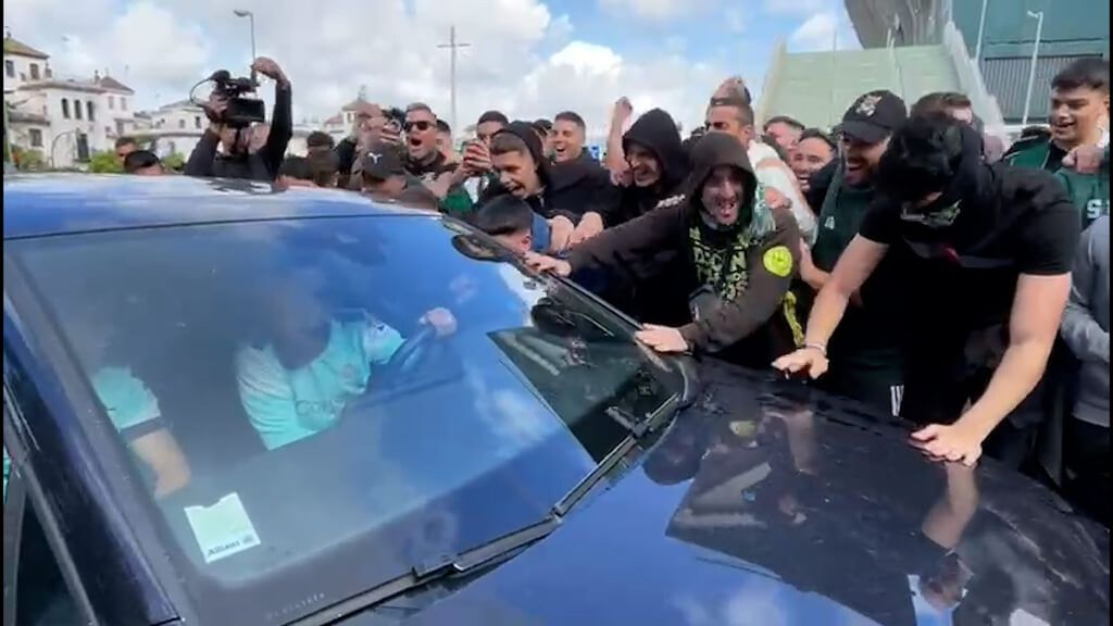 Hinchas del Betis bailan y animan a los jugadores antes del derbi