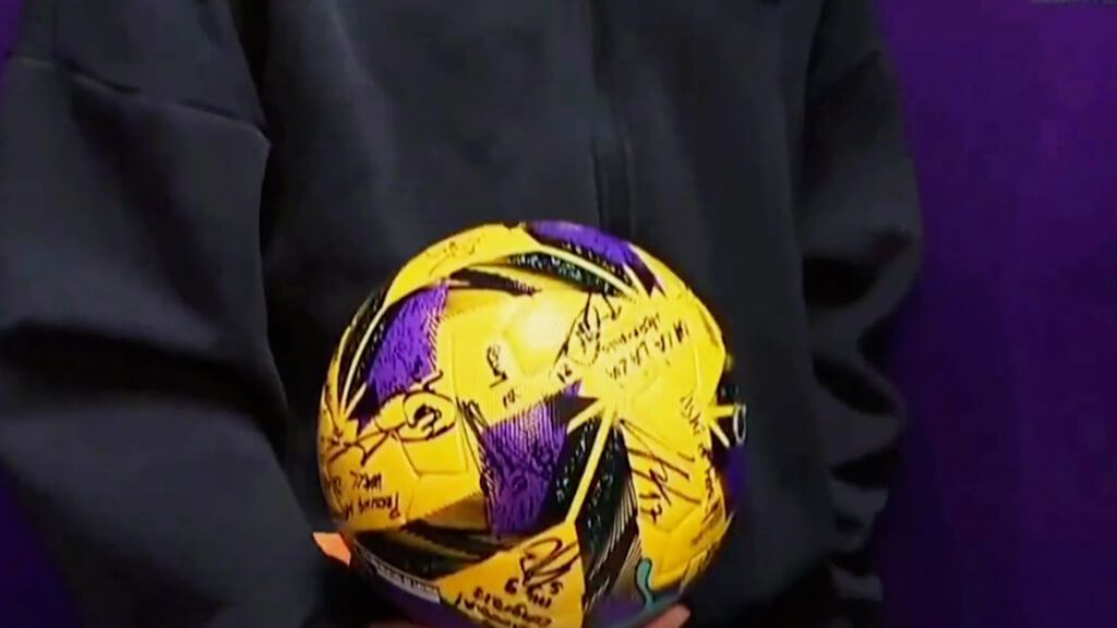 Kylian Mbappé y los mensajes de sus compañeros en el balón de su primer hat-trick en el Real Madrid