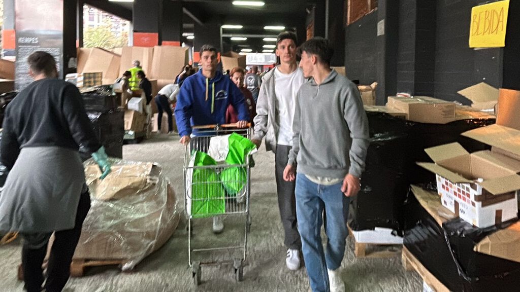 Diego López, Pepelu y Hugo Duro reparten alimentos en Mestalla